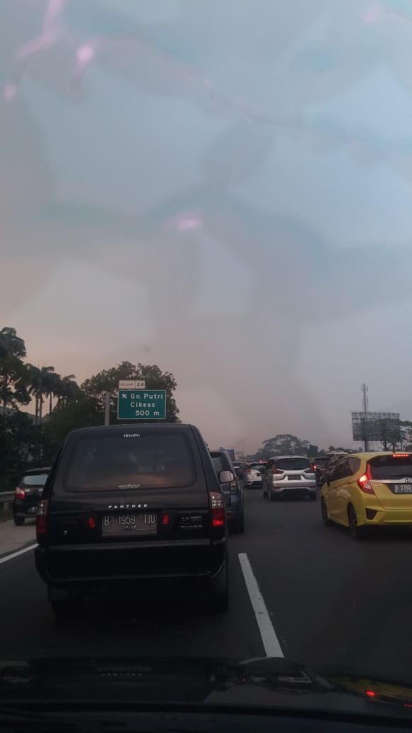 Lalin TOL Jagorawi Km 22 Macet Total Moho Bantuan petugas <a href="/RadioElshinta/">Radio Elshinta</a> <a href="/lewatmana/">LewatMana.com</a>