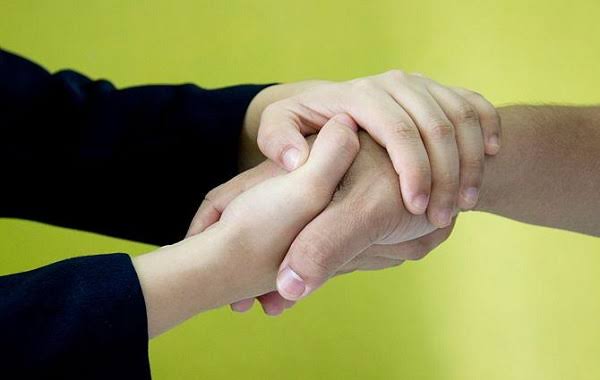 прикосновения в общении. пожимают руки. жест рукопожатие. рука протянутая для рукопожатия. рукопожатие 2 руками.