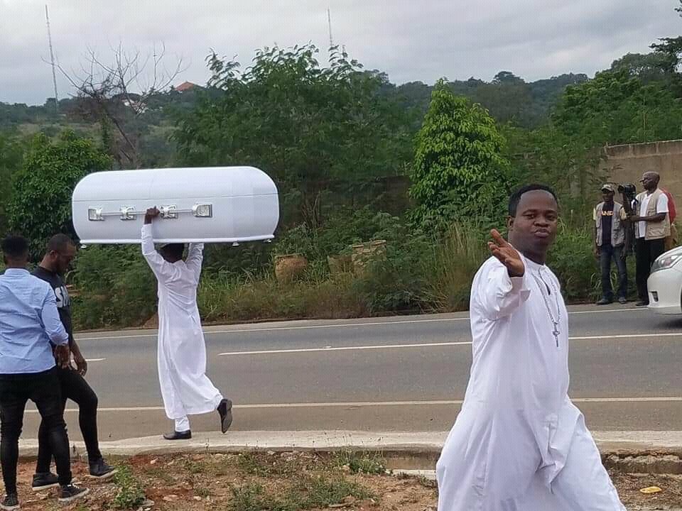 Donklif_Burner's tweet photo. Everything  is set  adey bring the coffin come suotuom  for medikal  ein funeral 😂😂#Immortal 

@StrongEmpireGh https://t.co/blHAiIcMXZ