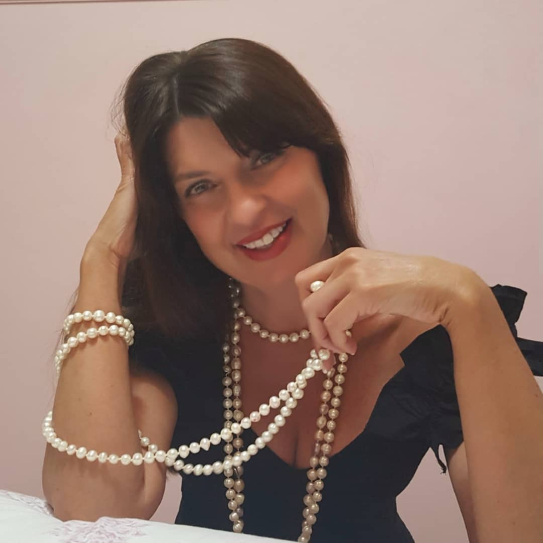 NiniNines's tweet photo. Las perlas se ponen de moda este verano  aunque es un complemento intemporal y atemporal siempre las relacionamos con looks formales, con personas de una determinada edad o clase social. Pero las perlas pueden darte mucho juego según las luzcas 👜👠👗 #asesoramientodeimagen https://t.co/8AaCSuu0vG