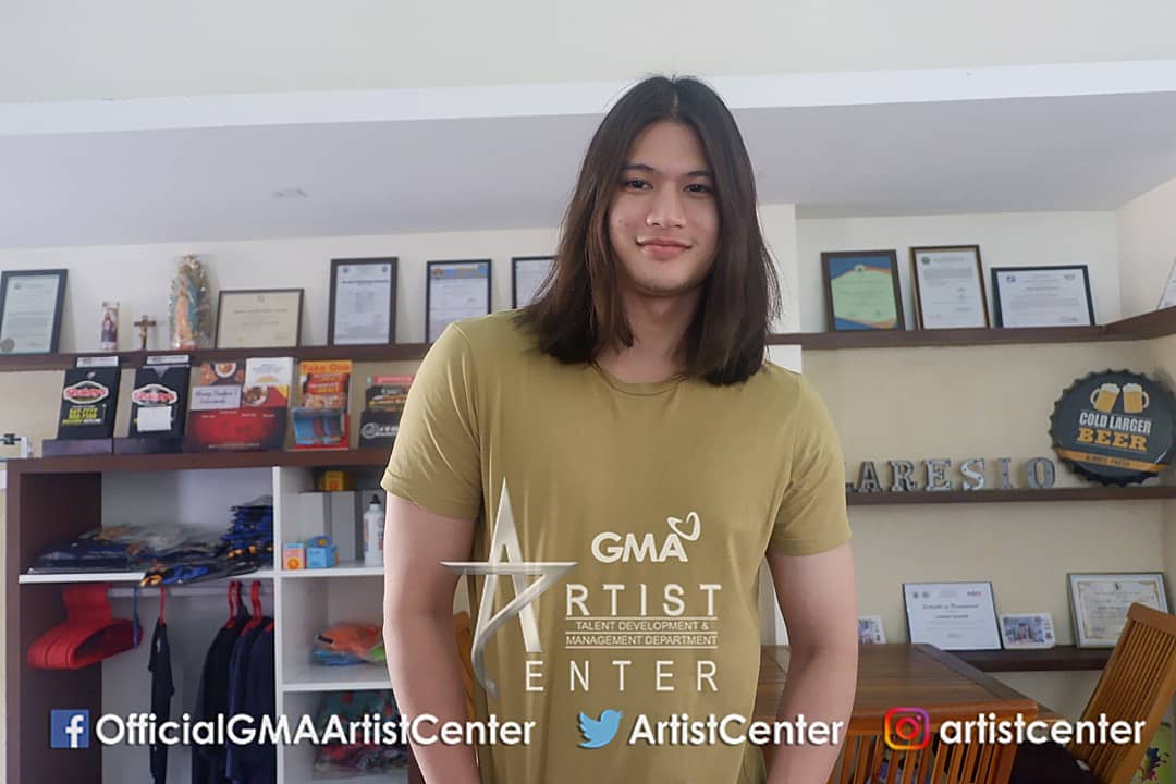 Sparkle_GMA's tweet photo. LOOK: #TasteBuddies host Gil Cuerva (@gilcuerva) during today's regional fan meet in Laresio Lakeside Resort in Laguna! #LaresioPh #GilCuervaFanMeet #GilCuervaFanMeetAtLaresioPh https://t.co/r6vuZoW0AD