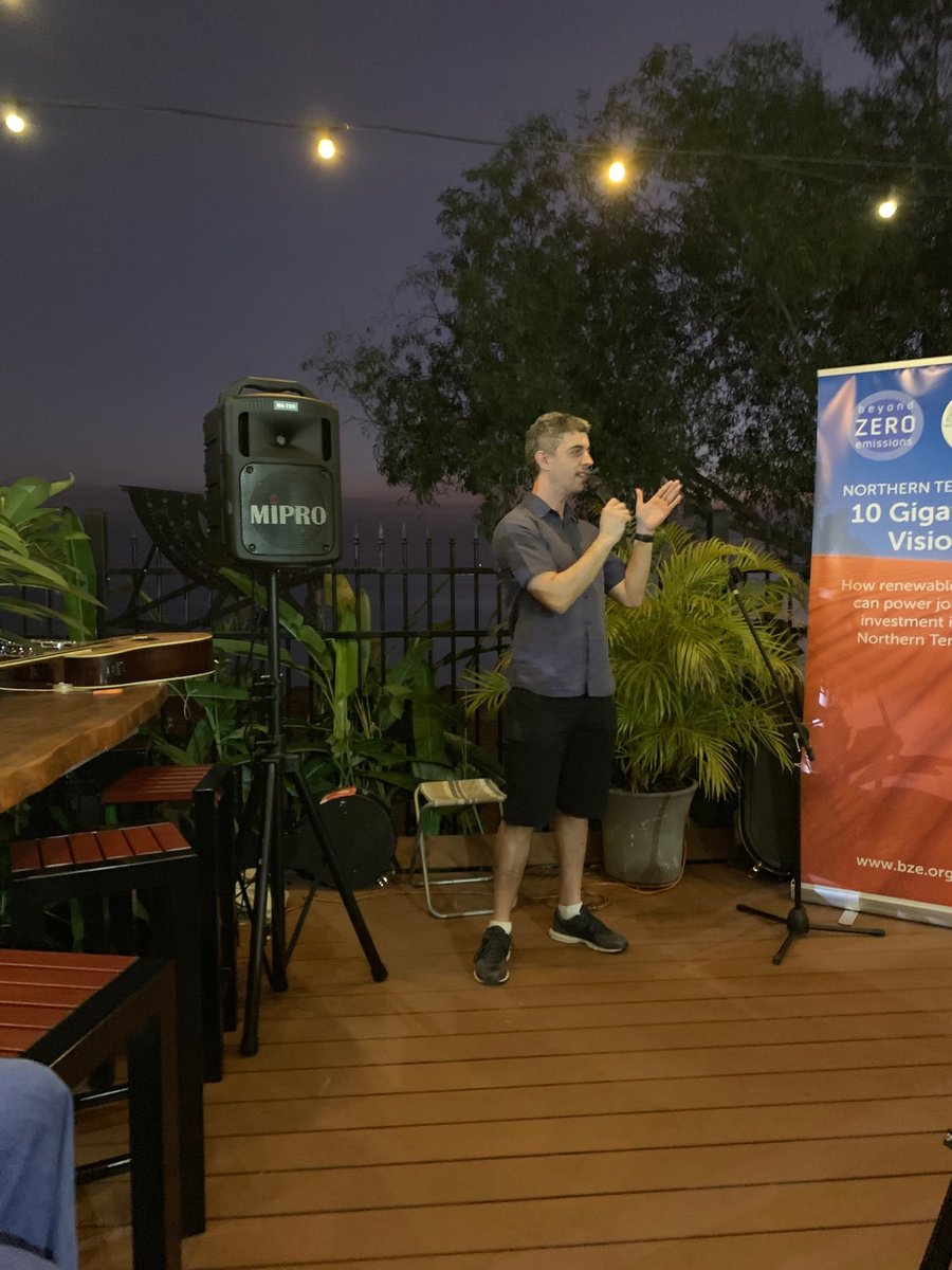 eytanlenko's tweet image. Presenting the ⁦@beyondzeronews⁩ 10GW renewable vision at the deckchair cinema ahead of a sold out screening of ⁦@2040Film⁩ to raise money for ⁦@EnviroCentreNT⁩. Rounds out a perfect week in Darwin. #boundlesspossible
