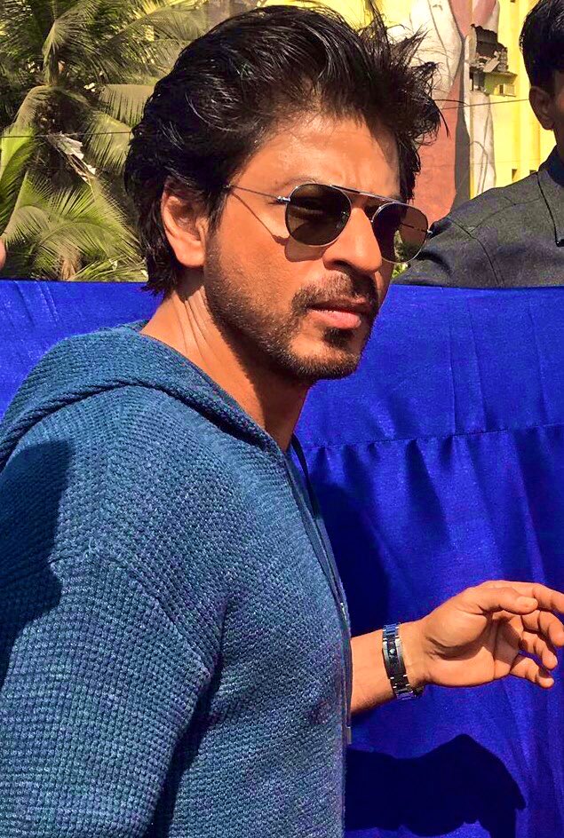 SRKUniverse's tweet photo. King Khan looks cool even in the scorching sun ❤️ Here is some energy for you to beat the summer heat 🔥 https://t.co/6lerKptsRe