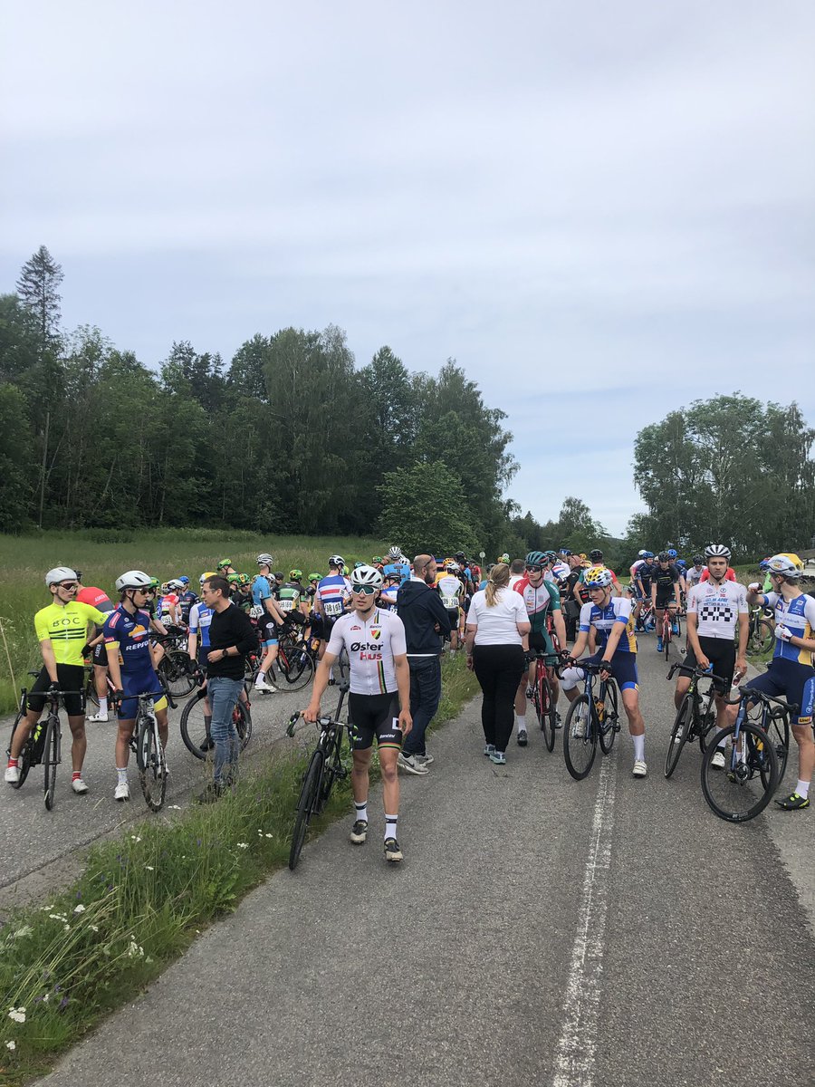 erlinghoy's tweet image. Kaotisk dag under U23 NM som er nå stoppet. Rytternes sikkerhet går alltid først, men utrolig synd for de som har dette som et viktig mål. Hvor var politi og MC marshalls? Vakter som står på mobiltelefon og ukontrollert motgående trafikk, skandaløst!