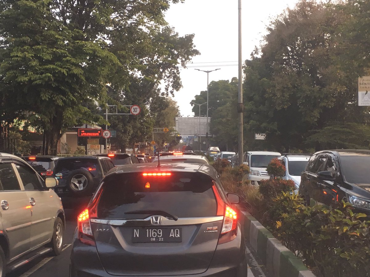 jordanjoey88's tweet photo. Katanya kalo sdh ada underpass dan jalan toll... Tdk macet. Ternyata sama saja. Ahmad Yani 2 arah @infomalang @e100ss @dishub_mlgkota https://t.co/s36eT9MuAm