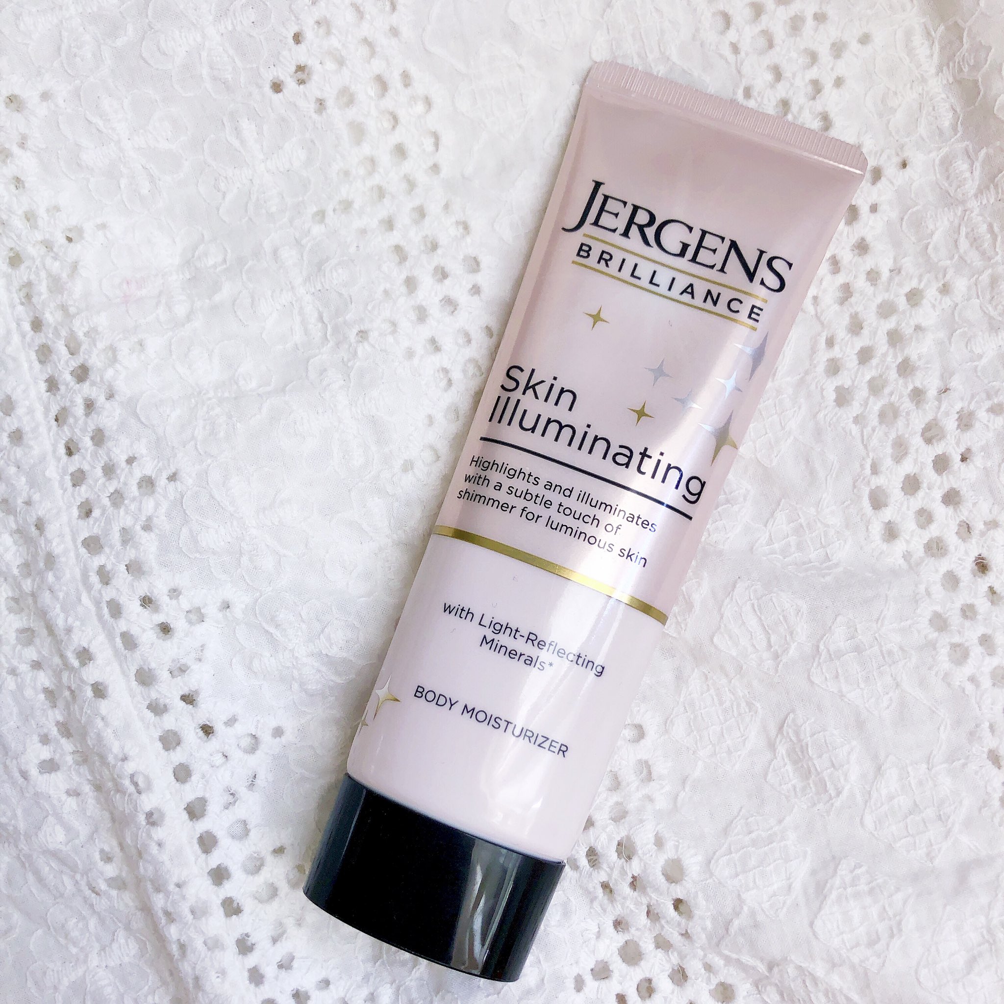Twitter 上的 らむね 花王様から頂いた新商品ラメ入りボディークリーム Jergens のレポ 細かいラメ がザクザク入ってて可愛い ツヤ肌に仕上げてくれるからフェスなど肌見せの時には大活躍してくれそう ボディークリームだけど質感は重くないので夏も Plazaで購入