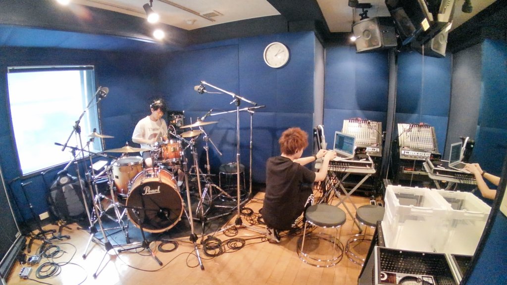 backsetofficial's tweet photo. 本日はレコーディング！
ドラムサポートとしてBlueglue(@Blueglue_says )の竹中駿介さん(@Shunsu_Ktknk)に叩いて頂きました！
まだまだ作業は続きます、完成をお楽しみに！ https://t.co/wubehvY2MG