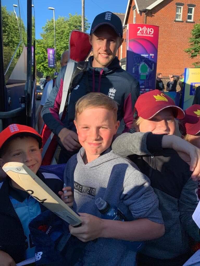 BarloCC's tweet photo. The @cricketworldcup is going great guns &amp; our juniors are being inspired by their heroes. We’ve had children going to games, including England’s defeat to Sri Lanka on Friday.

Great of @ECB_cricket team to sign autographs &amp; spend time with the kids after the match.
#rolemodels https://t.co/PSBesrBExr