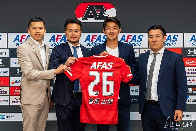 Jun Jun Im Not Agent オランダ Az へ移籍した菅原由勢 写真には 菅原本人とheroeチームの姿が チーフマネージャー 龍後 昌弥 本田弘幸 そしてsvホルンにも在籍していた 市塚 裕大 の姿も Az Ned Grampus 名古屋グランパス T Co