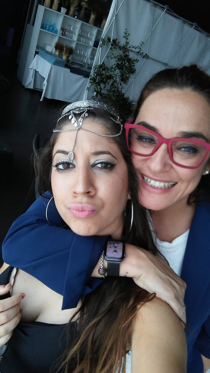 vanesahernande5's tweet photo. Gracias x ser tan simpática y levantarte y hacerte las fts conmigo y x tu trato tan amable.. Eres una craak.. @tmorenomorales gracias d verdad !! https://t.co/nc07HI28vi