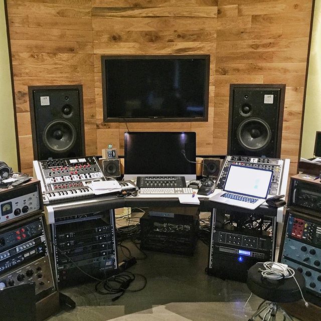 sessiondesk's tweet photo. The Sessiondesk Trapez.
A professional studio standard since 2013.
#sessiondesk #studio #recording #furniture #proaudio #mixing #mastering #producer #producing #studiogear #studioporn #studiofurniture #studiodesk #studiotable #recordingdesk #recordingt… https://t.co/YH6E8FUpjf https://t.co/TWWTnpK0Ss