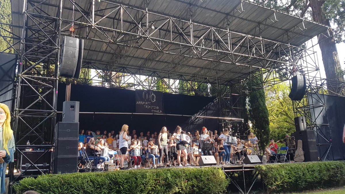 ArrasatekoUdala's tweet photo. 🎶"Loratu da hazia" lanaren aurkezpenak arrasatear asko batu zituen atzokoan #Monterron parkean. Zorionak Arrasateko Trikitixa Eskolari. Lan itzela benetan!! #dantzariak #buruhandiak @arrasategoiena @Mondraberri https://t.co/AmlKttXDIy