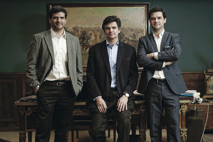 latercera's tweet photo. 📈 @pulso_tw | Los herederos de Cardoen. El grupo factura más de US$ 100 millones al año y tiene hoteles, un casino, una viña, una inmobiliaria y empresas de servicios para la minería y la energía https://t.co/ODYXtJXetR https://t.co/fsmVb2Xil9
