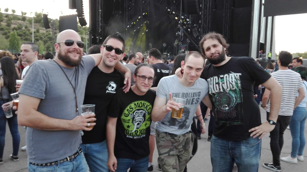 Ya lo avisamos por aquí... inolvidable la noche de ayer... encima estamos por allí tomando un piscolabis y de repente... ¡SORPRESA! Los putos <a href="/dcdts/">Descendientes Rock</a> tampoco se quisieron perder la vuelta a Madrid de <a href="/losmareaoficial/">Los Marea Oficial</a>. El de la segunda foto no sabemos quien es... se acopló... 🤘🏼🤘🏼