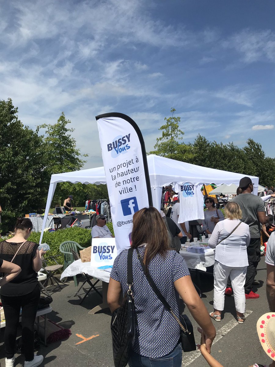 PM_DUFRAISSE's tweet photo. Quand tu chines à la braderie de @VilledeBussy au milieu d’objets d’occas et que tu tombes sur le stand politique #LREM77 ! C’est déjà l’heure des soldes au parti présidentiel ? 🙁 Pour un Parti neuf on brade déjà ? #pathetique https://t.co/dq2FeX49u7