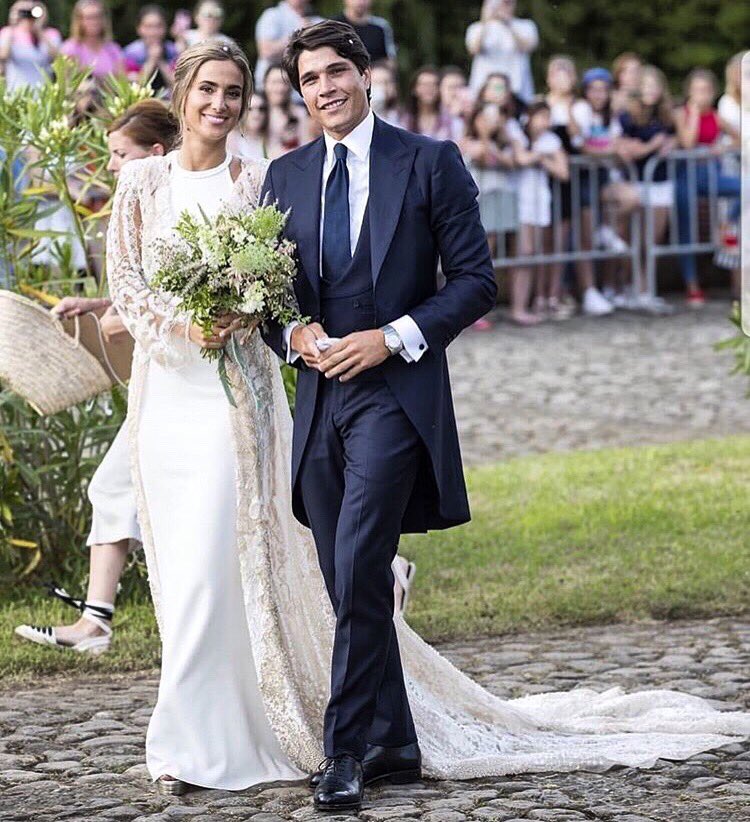 CeliaEventos's tweet image. Desvelado el look nupcial de María Pombo ¿Qué os ha parecido? 
... nosotros nos quedamos con la capa 💘#wedding #MariaPombo #novias