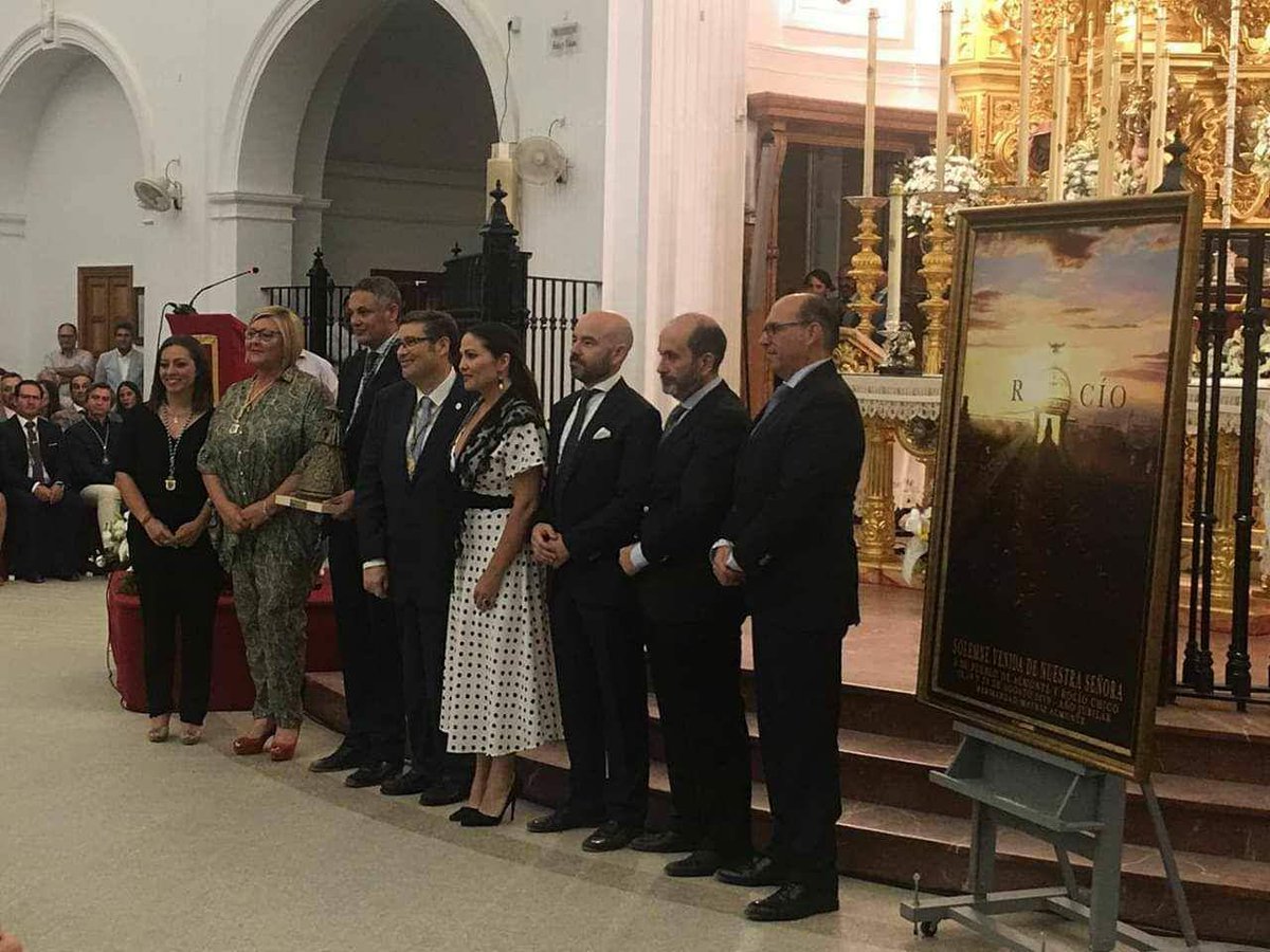 La alcaldesa de Almonte, junto a distintas personalidades de nuestro pueblo, representando al pueblo de Almonte en la Primera Exaltación de la Venida de La Virgen.
#ElRocío
#VenidadelaVirgen19 
#Traslado2019