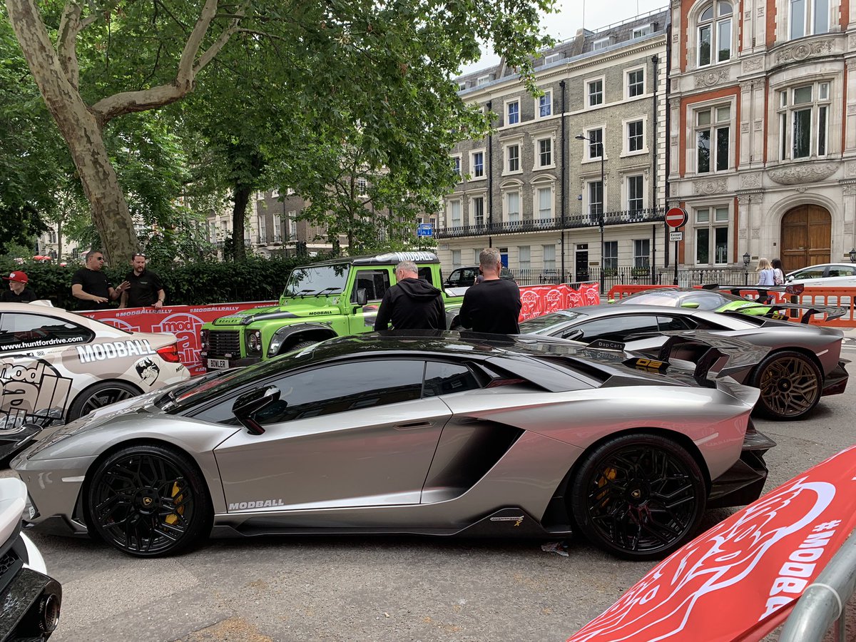 generation_avo's tweet photo. This is why I love London, go for a stroll, find a car rally #modballrally https://t.co/g8iLwKX2Tw