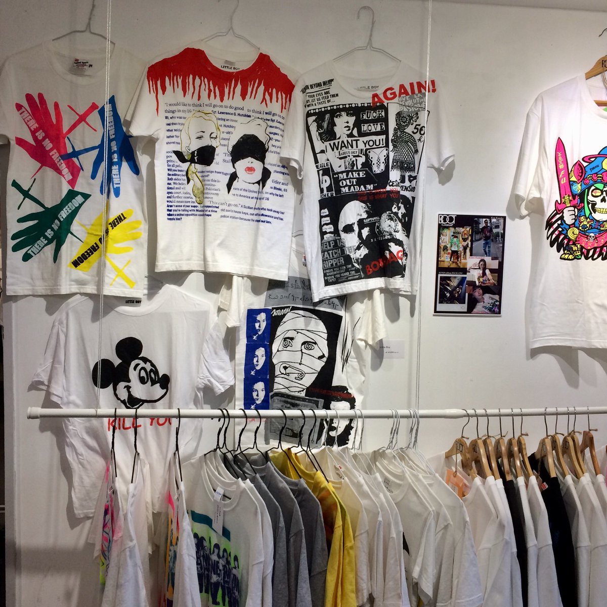 giddy_design's tweet photo. 【T展開催中】
本日も多数のご来場ありがとうございましたー🌋
会場となる @the_____gallery は、多種多様、色とりどりのおTで溢れかえっております！☠️🎃🤡

明日から平日13-19時オープン
🧠
(木曜日27日はお休みです)
きっと貴方のお気に入りがミ・ツ・カ・ル🧕🏼 https://t.co/BLYI4wB4oe