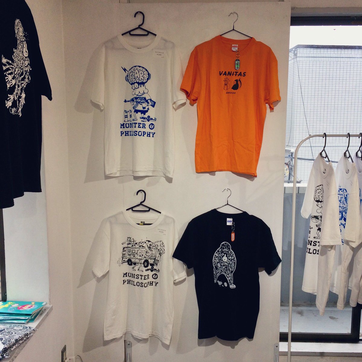 giddy_design's tweet photo. 【T展開催中】
本日も多数のご来場ありがとうございましたー🌋
会場となる @the_____gallery は、多種多様、色とりどりのおTで溢れかえっております！☠️🎃🤡

明日から平日13-19時オープン
🧠
(木曜日27日はお休みです)
きっと貴方のお気に入りがミ・ツ・カ・ル🧕🏼 https://t.co/BLYI4wB4oe