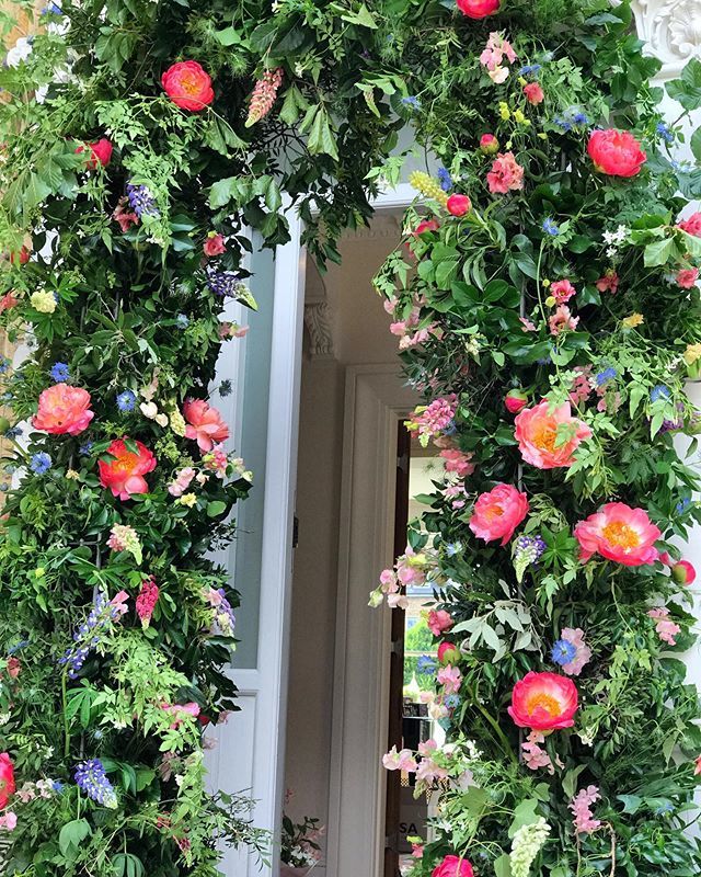 Yesterday’s arch 💖💖💖 #flowerarch #coralcharm #peony #birksen #sweetpea #scented #pretty #eventflorist #eventflowers #shoplocal #sw4 #clapham #arch #biodegradableoasis bit.ly/2Y6A2Oh