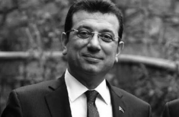 ErkanAliolu1's tweet photo. Sadece bu güzel adama oy verdik diye, terörist, fetöcü, yunan, pontus, illet, zillet dediniz.
Yetmedi onun ve ona oy veren milyonlarca insanın hakkını yediniz.
Yetmedi seçimi kazanmak için apo piçine bile açıklama yaptırdınız.
O kadar çok şey yaptınızki hakkımı
HELAL ETMİYORUM https://t.co/GnhD3owiUt