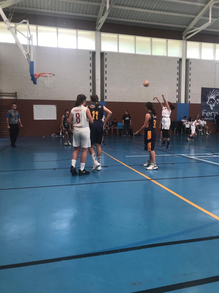 sanidubasket's tweet photo. Empieza el último cuarto en la final de #Navia
Resultado 37-43 con las nuestras por detrás
#CDU #UVA #valladolid #CBNaviaMini19 #BasketFem #SentimientoCDU https://t.co/8ZxEGglhSv