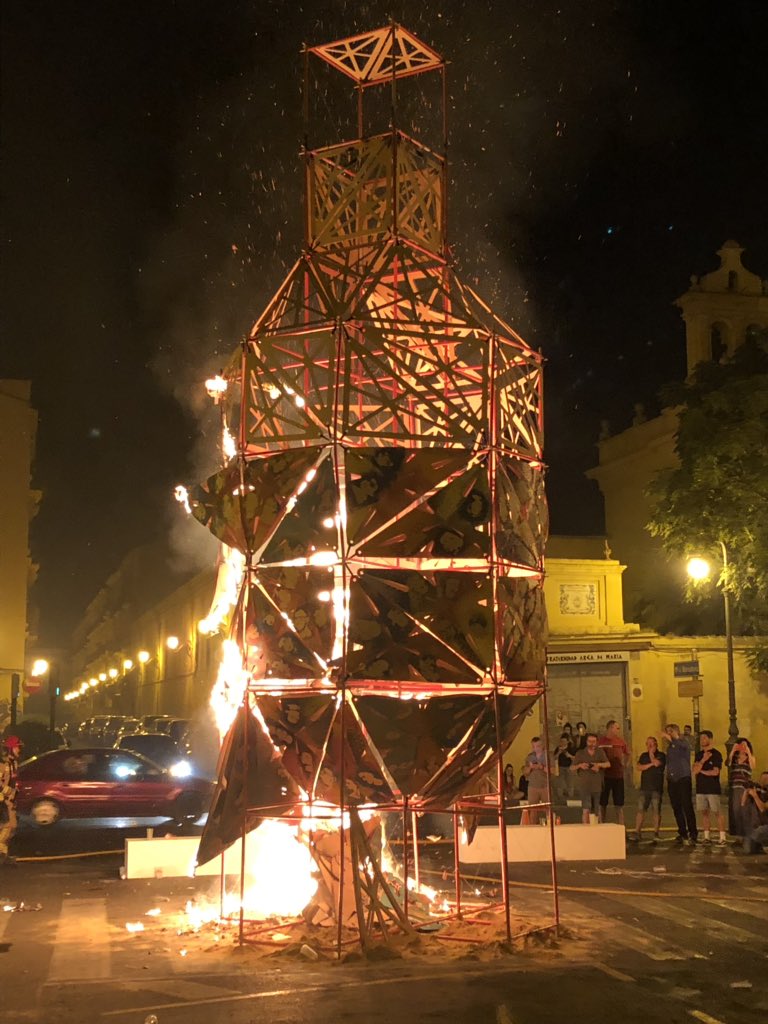 fallacorona's tweet photo. La foto de la noche. La #FallaDEstiu de Mossén Sorell-Corona fue un éxito rotundo de participación, una jornada memorable que culminó con la #cremà de #mvsevm. Fin 🍾🔥 https://t.co/XmXoHjLXfS