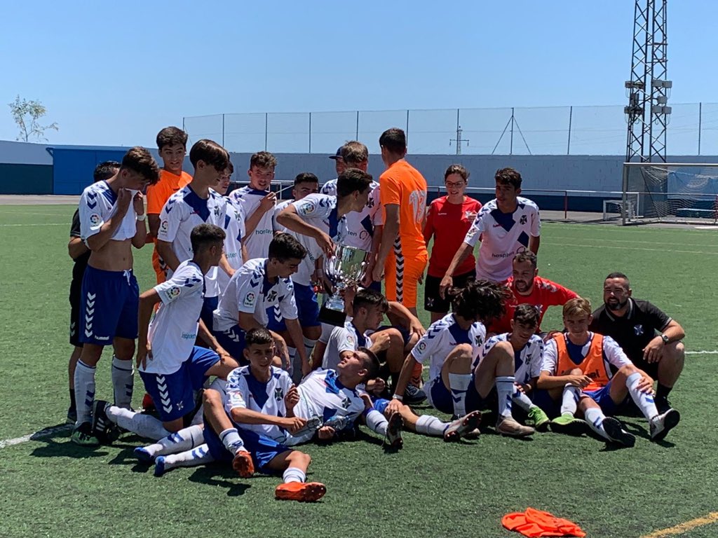 OltraJL's tweet photo. En Güimar viendo la final de Copa del Cadete del @CDTOficial donde juega mi hijo Pablo que se ha proclamado campeón contra un gran Valeriana. https://t.co/fsX5d0Jt9O