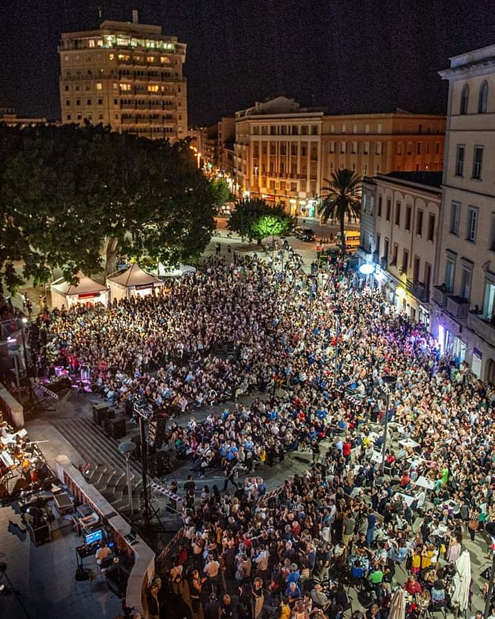 Sono state 4 giornate dense di cultura, libri, musica, riflessioni e divertimento. 
Avete dimostrato cosa vuol dire essere #ilcontrariodiuno. 
Perché il <a href="/MarinaCafeN/">Chourmo</a> siete voi.
Grazie e ancora mille volte grazie.
All'anno prossimo, più carichi che mai!

#marinacafenoir #cagliari