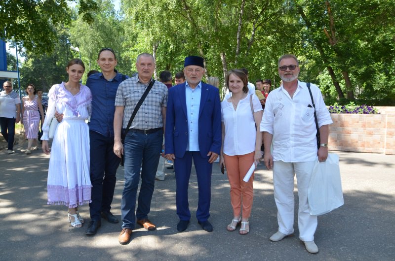 На Сабантуе в парке Степанова развернулись торговые ряды с национальными татарскими сувенирами, желающие могли поучаствовать в различные мастер-классах, отведать блюда национальной татарской кухни. Как всегда, побывали на празднике и представители #ИвановскийДомНациональностей