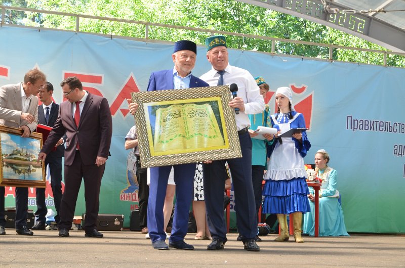 Участников и гостей Сабантуя с 25-летним юбилеем праздника поздравили представители региональных и муниципальных органов власти, регионального отделения Ассамблеи народов России, друзья из Тетюшского района Татарстана. Были вручены благодарственные письма и памятные подарки