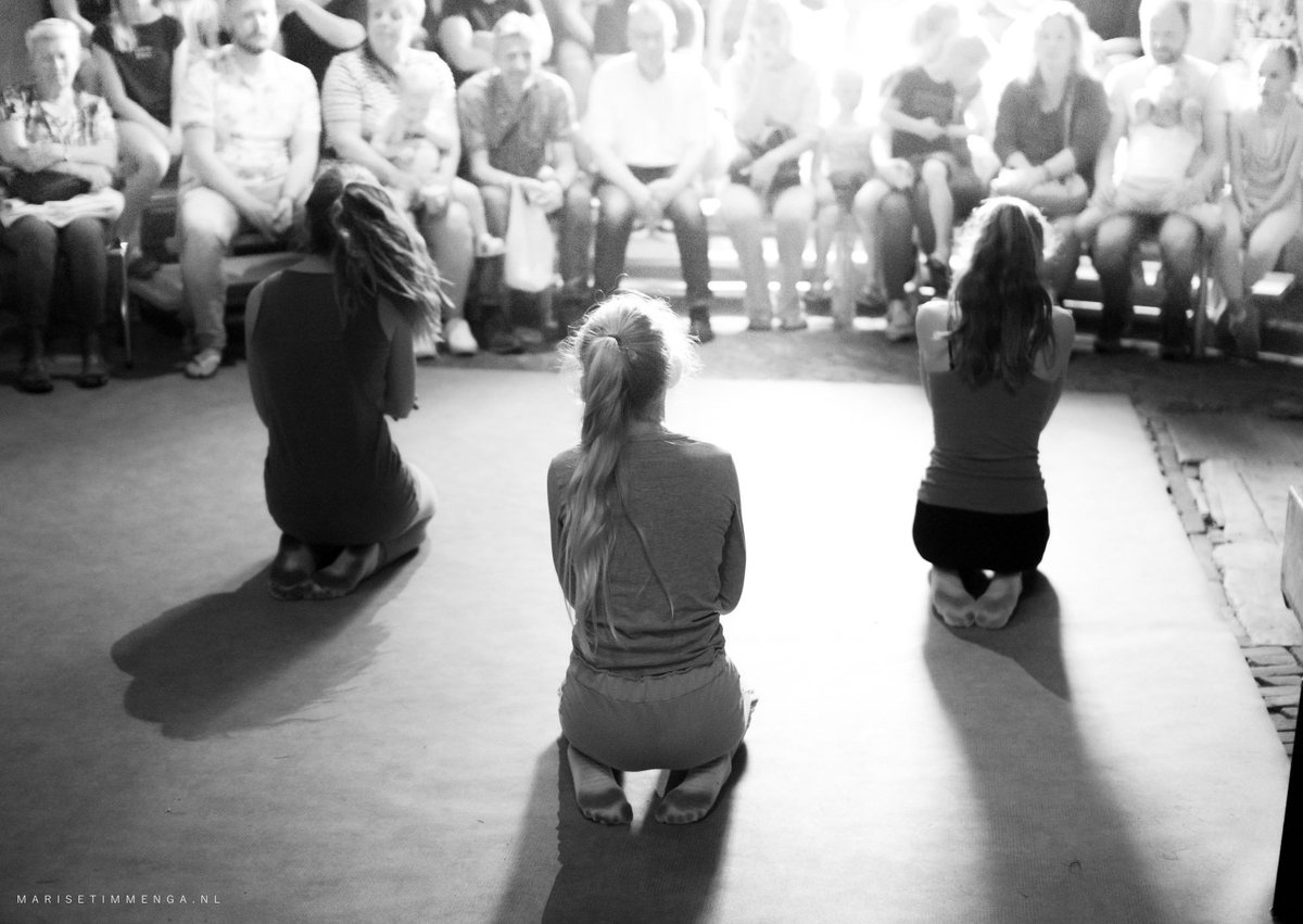 MolenvanRolde's tweet photo. #aaenhunzemolensoutofcontrol
Op 8 juni tijdens de opnamen was het stormachtig: de molen kon daardoor niet draaien. Maar de opnames van de dansers in de molen gingen prima! Hier is het resultaat: https://t.co/vQUxbXdpUY
Vreugde, rouw, korte en lange rust. #molens #mooidrenthe https://t.co/4wRNhCODcV