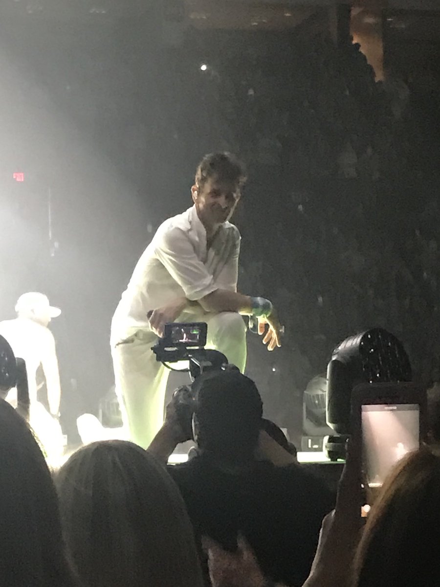shor2orso's tweet photo. @joeymcintyre We “flashed” you...with a camera🤣. Thank you for talking the time to be so kind to us.  Great show🙌 https://t.co/fBOjVyNdqp