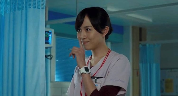 w_codeblue's tweet image. 劇場版のワンシーンですが冴島さんが🤫の仕草の後にちょっといたずらっぽくほほえむ感じがあまりにも可愛すぎて心臓を撃ち抜かれましたね笑 塩対応だった冴島さん、どんどん温かみを増して、劇場版では優しさで溢れていました…シーズン1から振り返ると、少しずつ変わっていったんだなあって…泣ける😭