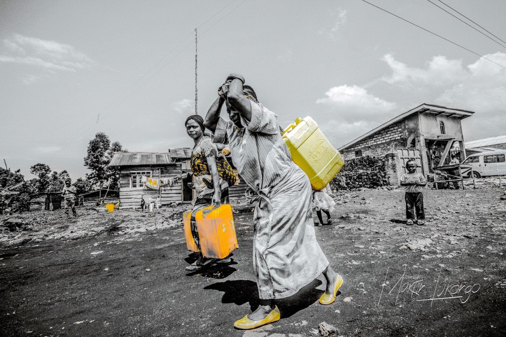 Martin_Lukongo's tweet photo. La ville Goma est bordée par un des plus grands réservoirs d'eau douce au monde, le lac Kivu, La majorité de sa population d'environ un million d'habitants attend cependant toujours d'avoir des robinets chez elle.
#makisysteme #photooftheday #photography #Congoimage #photographie https://t.co/OSz95XZZIr