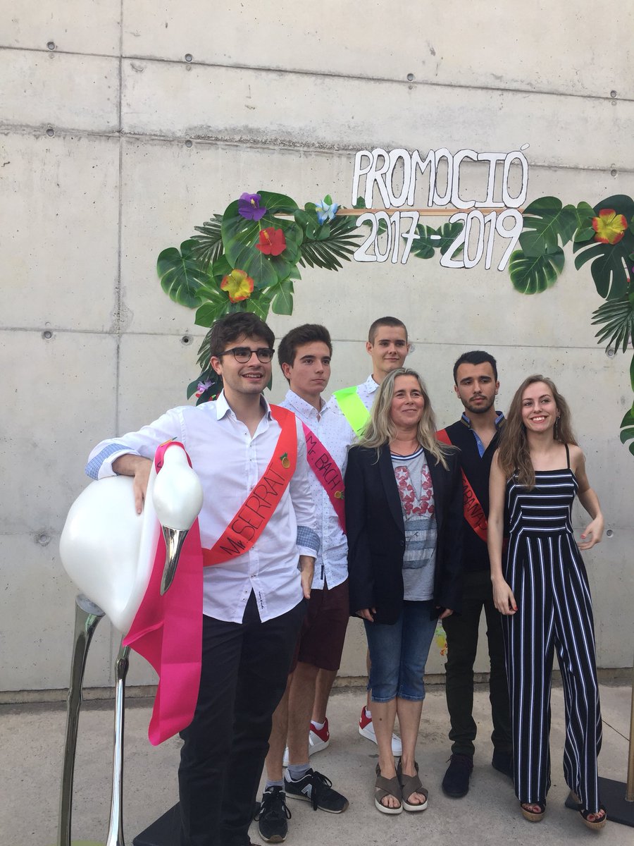 Mireias2's tweet photo. Fi de festa a @insvoltreganes .Gràcies a pares,alumnes, ex-alumnes ,professors i AMPA per la magnífica celebració . Fins el proper curs. https://t.co/yf3Lgyk0Sj