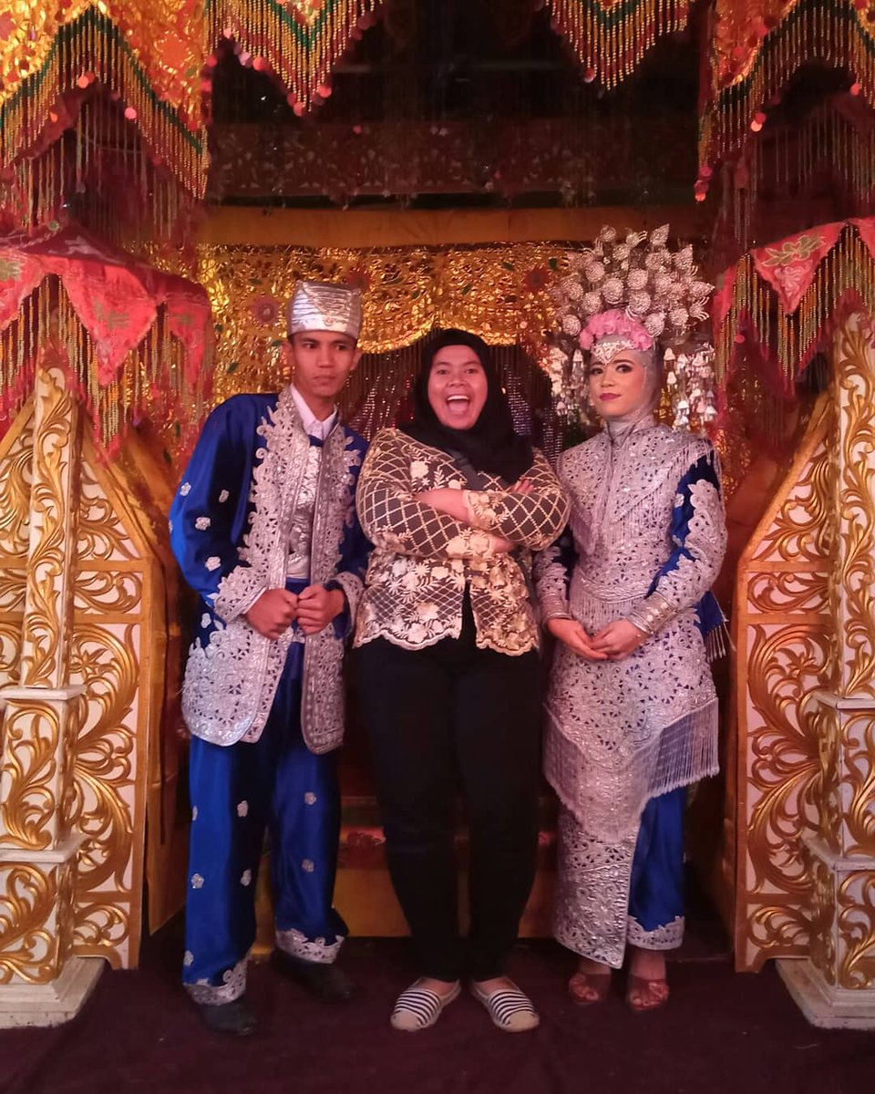 UniRereReza's tweet photo. Bukti gue adalah perempuan tangguh. 😎 Bisa foto begini, sebahagia ini dengan mantan dan istrinya. 😎 https://t.co/DHrsrFm6XC