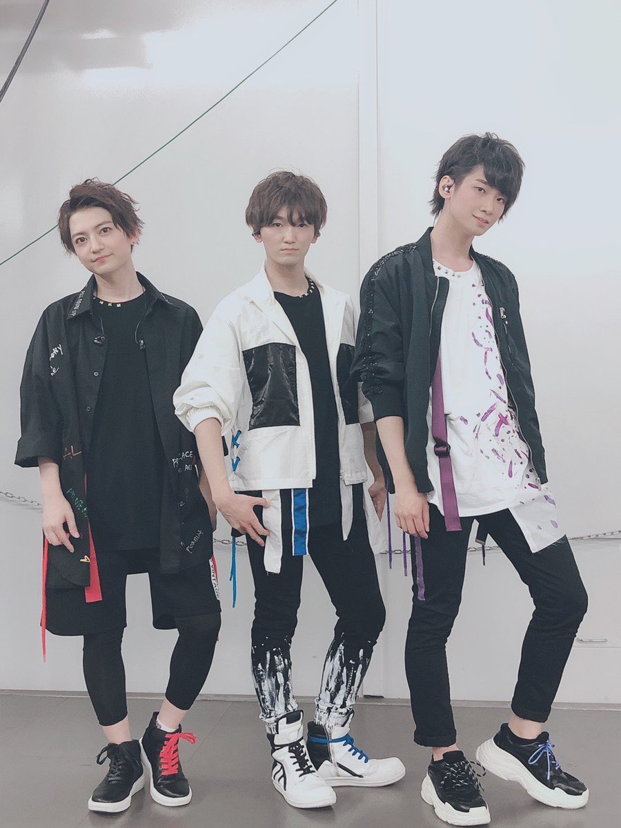 土田玲央 新衣装とダンサーさん達と そしてマネージャーカメラなので 加工がすごくてドアノブみたいな顔のサイズになってますが気にしないでね 新衣装もカッコ Iize