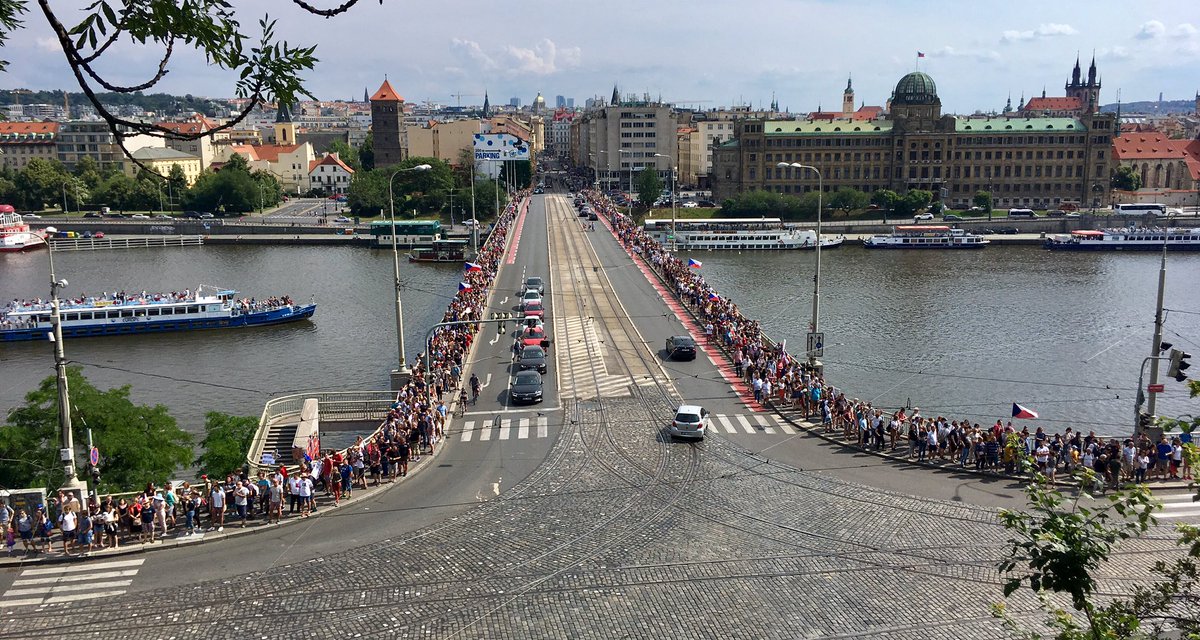 jantichy's tweet photo. Fronta na semafor na Štefánikově mostě. #Letna https://t.co/eeH8k5M1Rh