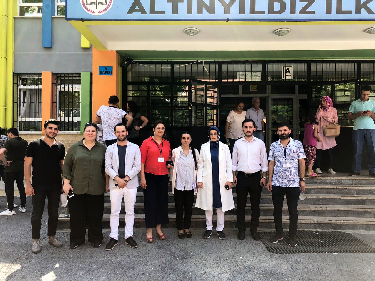 Cumhuriyet mahallesi Altınyıldız İlkokulunda oy kullanma işlemlerini yerinde takip etmeye devam ediyoruz. 
#HaydiBismillah 
#DahaGüzelOlacak 
#KararMilletin