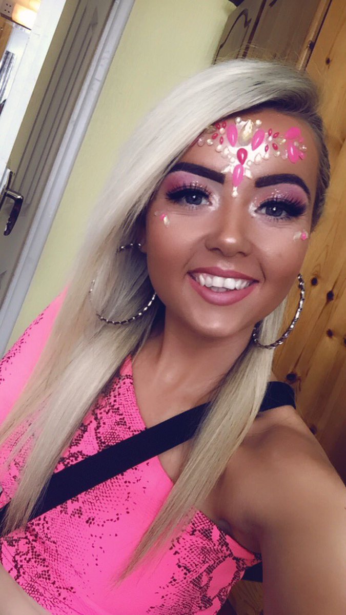 KBarryxo's tweet photo. @GorgonCity  last night wit the girls @CorkMarquees #festivalmakeup #diamondsonmaface https://t.co/4sgVj6sJeZ