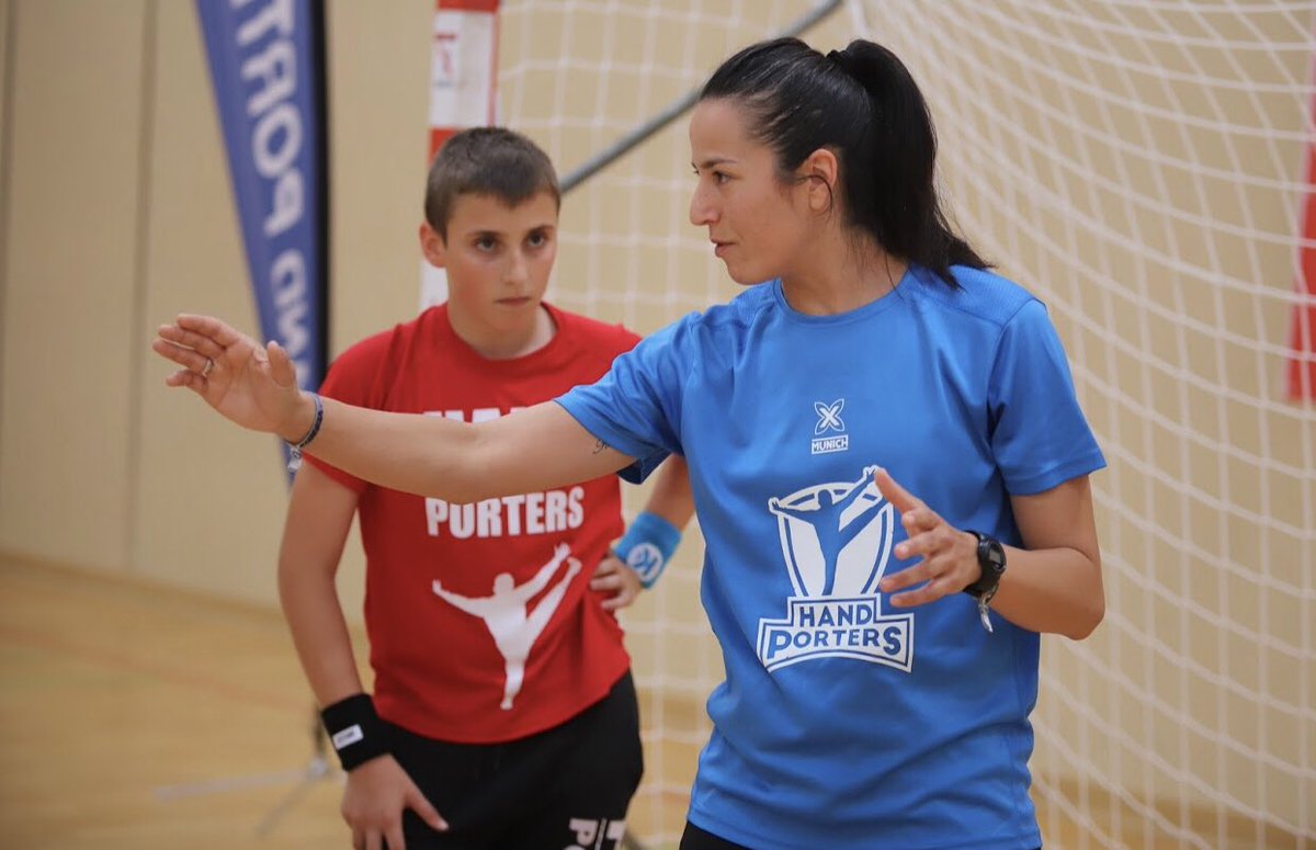 Hand_porters's tweet photo. CAMPUS VIC‼️
¡Nuestros porteros y porteras han completado las actividades de la mañana!👏🏼 

Alevines e infantiles han continuado su trabajo en Castell d’en Planes📍

Cadetes y juveniles han continuado con la arena y han probado las bicis🚴‍♀️ 

#️⃣ #HandportersVic #FamiliaHandporters https://t.co/JH0boF3ylz