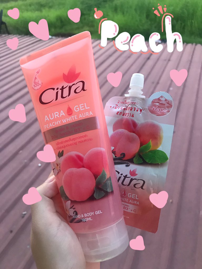 cqeener's tweet photo. Aura gal ของซิสตร้า คือสีน้ำจะเป็นกลิ่นพีชผสมวานิลลา คือหอม���๊ากก หอมพีช ดมไปดมมาจะเอามากินอ่ะ แล้วเนื้อคือไม่เหนียวเลย ออกแดดร้อนๆทาตัวนี้คือชุ่มชื่นมาก  แบบซองประมาณ49฿ ที่เซเว่น ส่วนแบบขวด เราซื้อที่ท๊อปอ่ะ มันลดราคาเหลือ 99฿ จากร้อยนิดๆ #รีวิวห้ามขายของโว้ยย #HowtoPerfect https://t.co/Hp5YTr2ZB1
