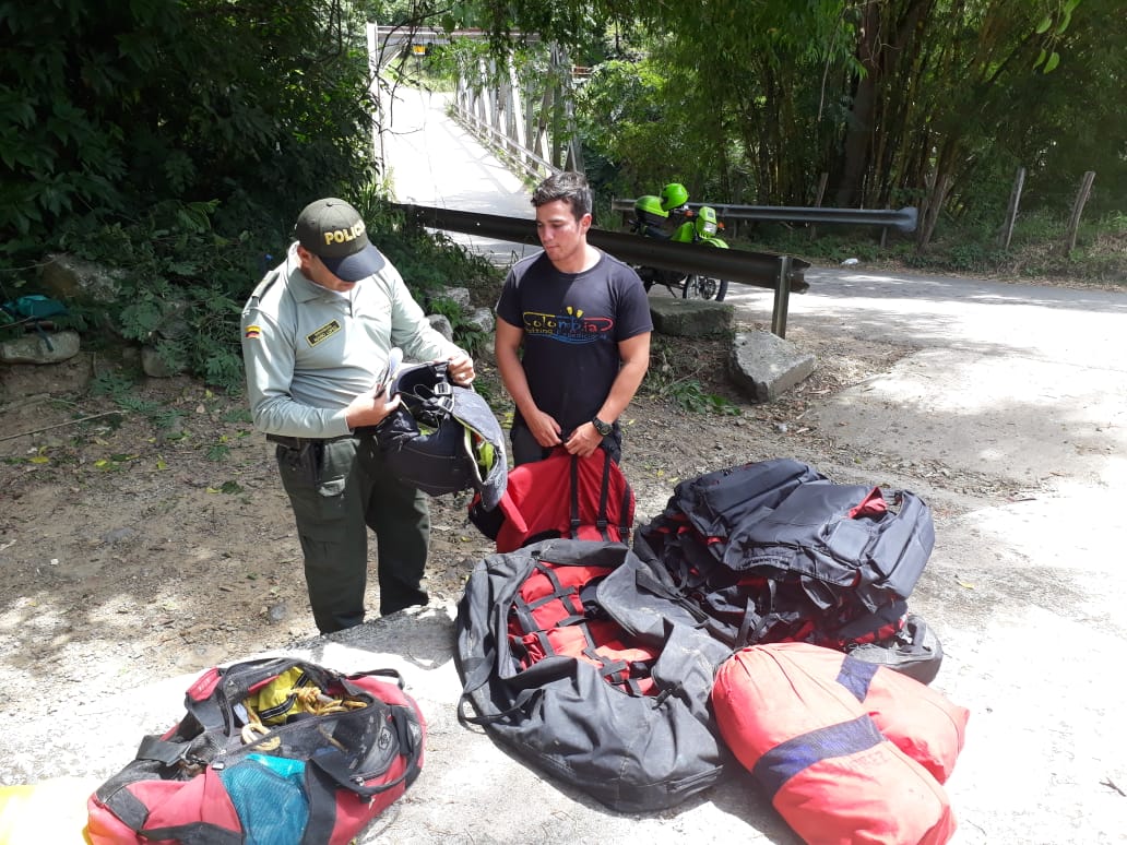 PoliciaStander's tweet photo. #VacacionesEnConvivencia🛶 | Con @ProteccionPonal realizamos control de equipos de seguridad en el sector turismo de aventura y naturaleza del Río Suárez. #ProtecciónTurismo https://t.co/9ZKDiKrIbX