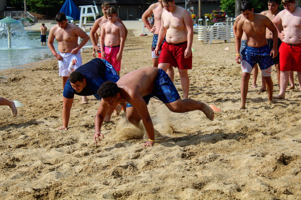 KatharynHoffma2's tweet photo. @BataviaFootball lineman working out at the Quarry yesterday 💪💪🏈
#bataviabulldogs 
#Football #lineman #workout #sandandwater
#hardworkpaysoff 
#forcetoreckonwith https://t.co/W6qVauWULe