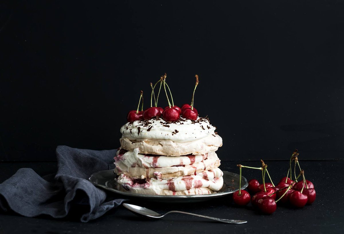 Cuisine Et Mets Pavlova Aux Cerises T Co 8eysntewwl Un Dessert Qui En Jette Sur Une Table Recettes Desserts Recette Cuisine Meringue Pavlova Cerise Cerises Fruits Fruit Ete Cuisineetmets Instafood Instacook