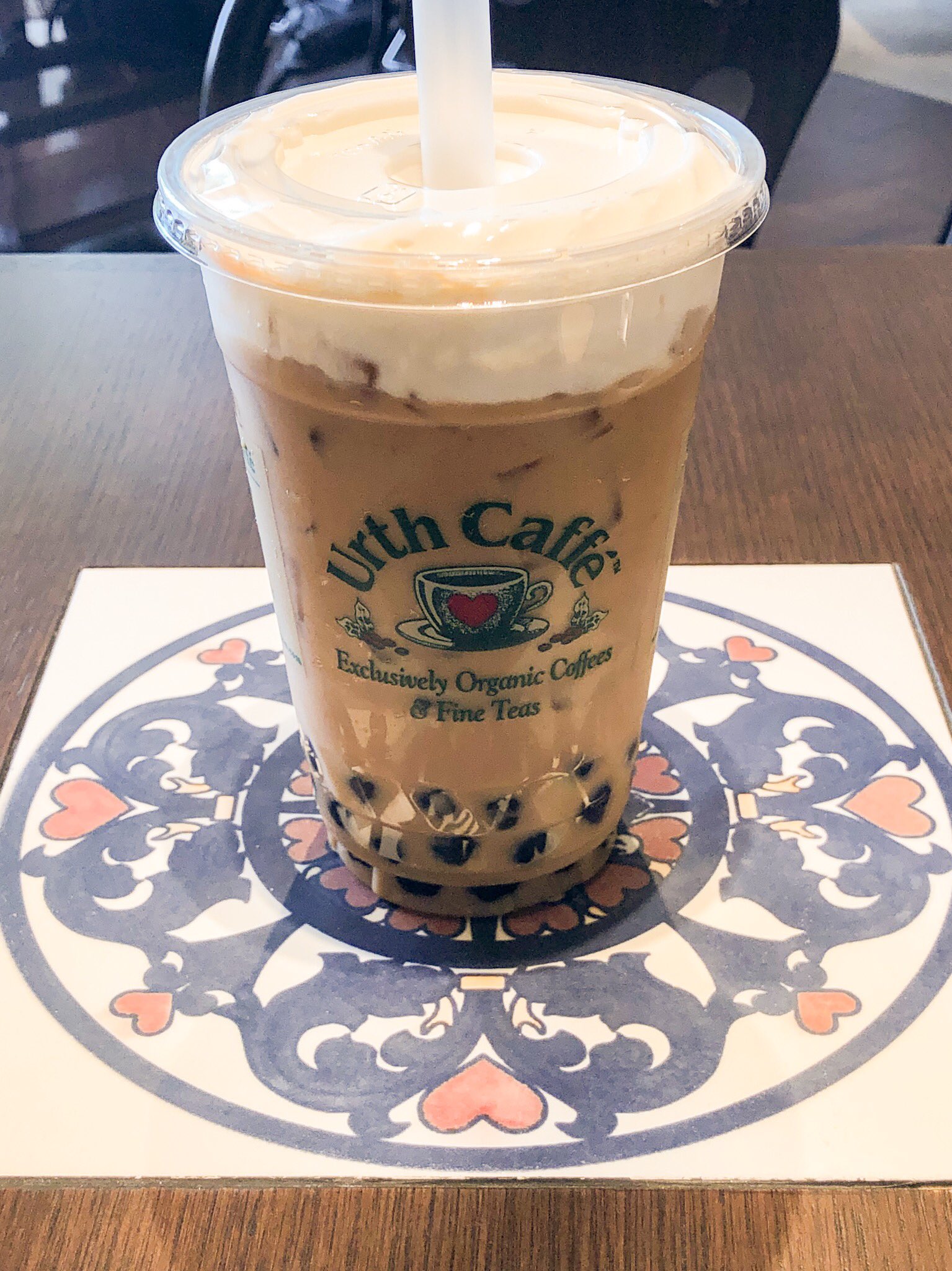 Sweets中山 背景美塾 アースカフェ表参道原宿店のディバインスパイスチージーチャイボバ 厨二心をくすぐる名前で思わず注文したボバ入りのチャイ ボバってタピオカのことらしく原宿にどこにでもいるな スパイシーなミルクティーにチーズクリームの塩っ