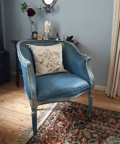 no44homeworks's tweet image. Painting on fabric, quick and easy with super fast transformation time - aka new favourite thing for home DIY projects. Annie Sloan Chalk Paint does it again! #diy #furnituredesign #quicktransformation