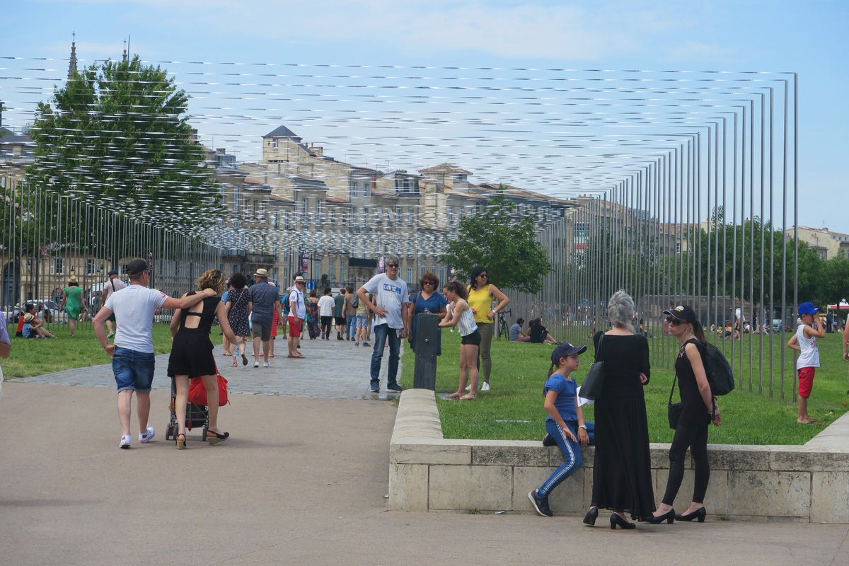 Installation monumentale de Zilvinas Kempinas, parcours exposition rendant hommage aux "Bateaux de la Liberté", fanfares et bandas... Les animations artistiques sont au cœur de la Fête du Fleuve.